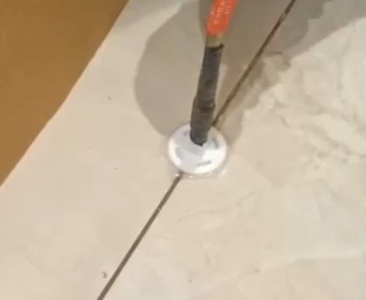 广州瓷砖空鼓维修公司专业解答瓷砖在铺贴过程中，如果没有涂抹均匀到位的粘结材料（如水泥砂浆或瓷砖胶），可能会导致以下问题