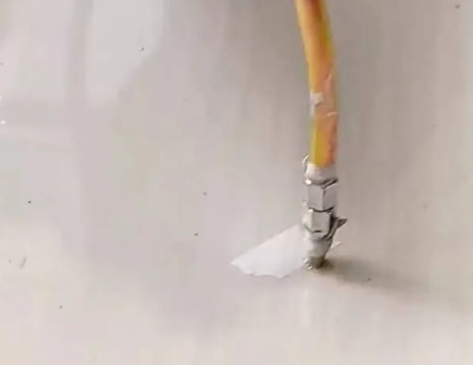 广州瓷砖空鼓维修公司专业解答在瓷砖铺贴过程中，如果使用的砂料过粗（如全部使用了粗砂），可能会导致以下问题